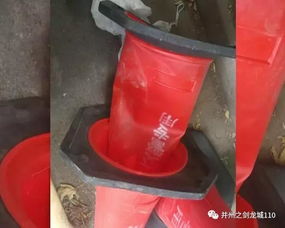 民警執(zhí)勤檢查過往車輛 男子駕車沖卡終被拘留